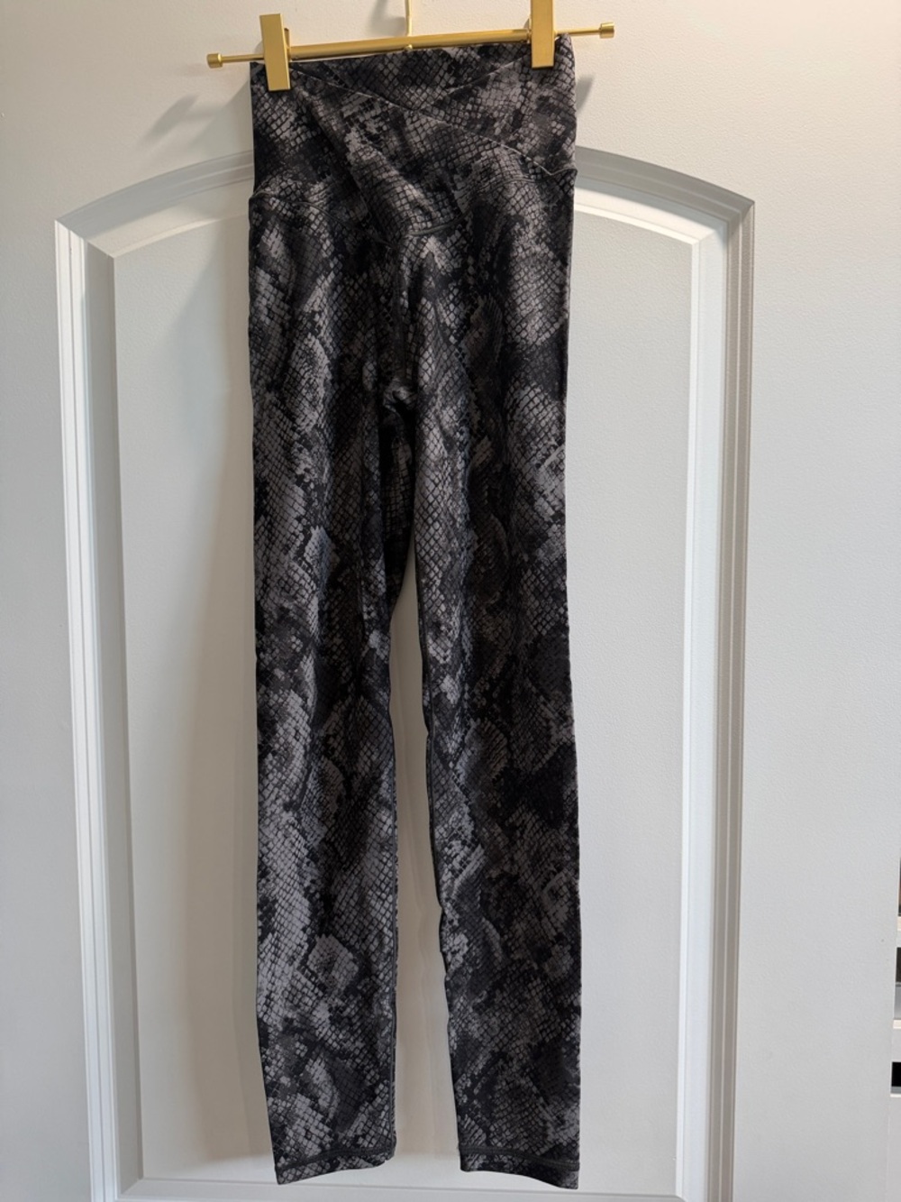 aerie Black & Gray Snake Print Leggings